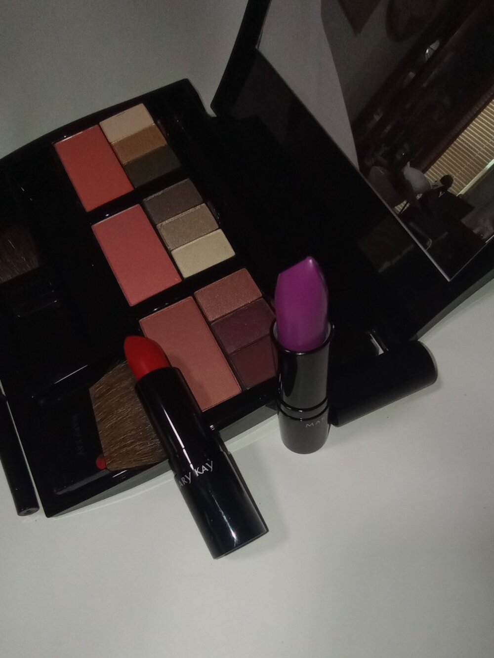 MARY KAY COMPAC, 9 EYE SHADOWS, 3 CHEEK COLORS, 2 LIPSTICKS, 1 EYELINER, 2 BRUSH